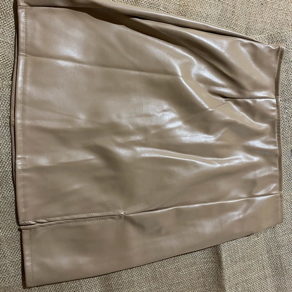 Tan and forest green leather skirt - Picture 2 of 10